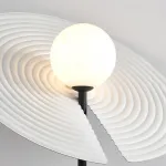 Серия торшеров с шарообразным плафоном и меняющим положение затеняющим диском с рельефной поверхностью LANNY White от ImperiumLoft