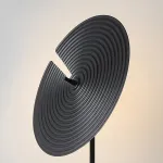 Серия торшеров с шарообразным плафоном и меняющим положение затеняющим диском с рельефной поверхностью LANNY White от ImperiumLoft