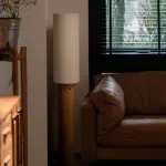 Серия торшеров с выключателем на цилиндрическим основании из высококачественной древесины и текстильным плафоном SMOT Dark Brown от ImperiumLoft