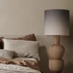 Дизайнерский торшер с массивным фигурным корпусом из цельного дерева и текстильным цилиндрическим плафоном HELGOT от ImperiumLoft