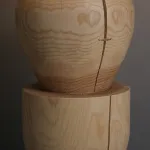 Дизайнерский торшер с массивным фигурным корпусом из цельного дерева и текстильным цилиндрическим плафоном HELGOT от ImperiumLoft