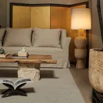 Дизайнерский торшер с массивным фигурным корпусом из цельного дерева и текстильным цилиндрическим плафоном HELGOT от ImperiumLoft