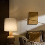 Дизайнерский торшер с массивным фигурным корпусом из цельного дерева и текстильным цилиндрическим плафоном HELGOT от ImperiumLoft