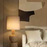 Дизайнерский торшер с массивным фигурным корпусом из цельного дерева и текстильным цилиндрическим плафоном HELGOT от ImperiumLoft