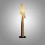 Серия торшеров с коническим корпусом из высококачественной древесины и асимметричным текстильным плафоном VALE Light Brown от ImperiumLoft