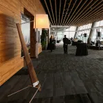 Серия торшеров с наклонным корпусом из высококачественной древесины и текстильным плафоном CLETUS Light Brown от ImperiumLoft