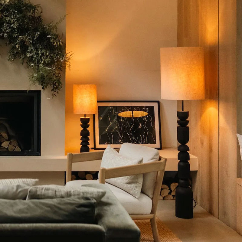 Настольная лампа с фигурной стойкой из высококачественной древесины и цилиндрическим текстильным плафоном WILHARD TAB от ImperiumLoft