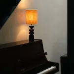 Настольная лампа с фигурной стойкой из высококачественной древесины и цилиндрическим текстильным плафоном WILHARD TAB от ImperiumLoft