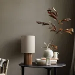 Серия настольных ламп с рельефным корпусом из высококачественной древесины разных оттенков и текстильным плафоном цилиндрической формы EUGEN Light Brown от ImperiumLoft