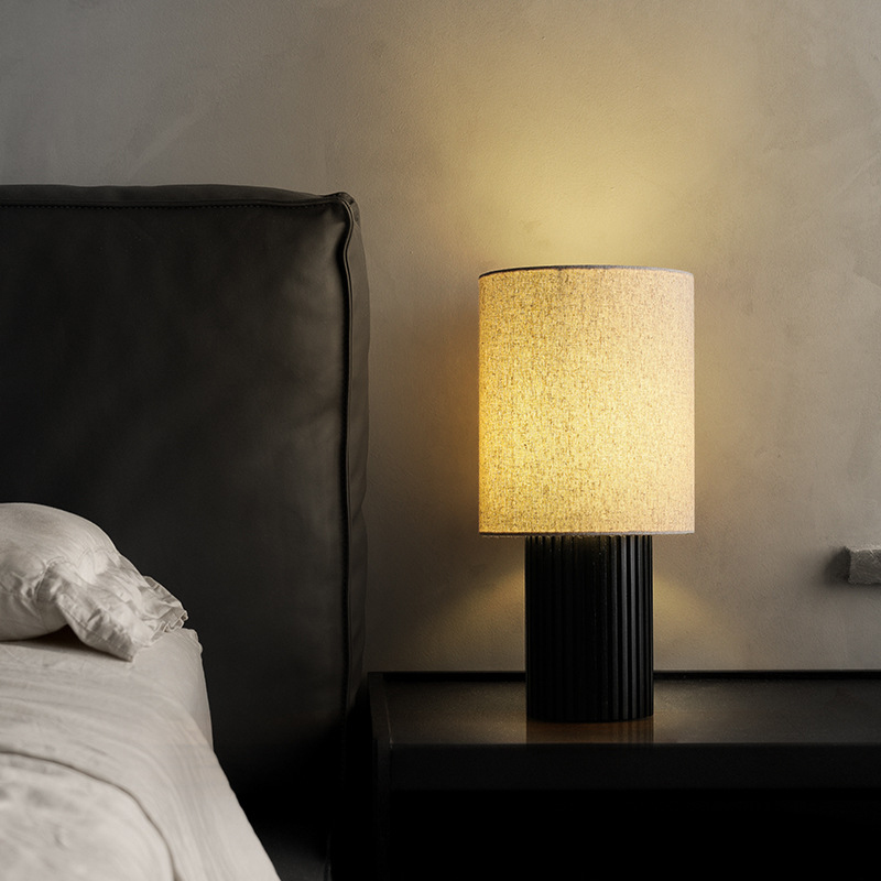 Серия настольных ламп с рельефным корпусом из высококачественной древесины разных оттенков и текстильным плафоном цилиндрической формы EUGEN Light Brown от ImperiumLoft