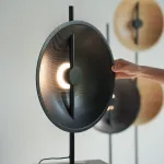 Серия настольных ламп с плафоном в виде вогнутого диска из дерева с LED подсветкой DELANO WOOD TAB Black от ImperiumLoft