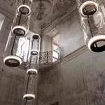 Серия подвесных светильников из прозрачных стеклянных скругленных цилиндров c LED подсветкой сверху и снизу QUENTIN A H128 от ImperiumLoft