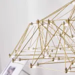 Серия подвесных люстр со светодиодными источниками света на ажурном металлическом каркасе купольной формы REIER D60 Gold от ImperiumLoft