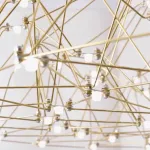 Серия подвесных люстр со светодиодными источниками света на ажурном металлическом каркасе купольной формы REIER D60 Gold от ImperiumLoft