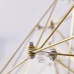 Серия подвесных люстр со светодиодными источниками света на ажурном металлическом каркасе купольной формы REIER D60 Gold от ImperiumLoft