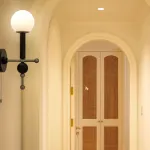 Настенный светильник с шарообразным плафоном и декором из древесины от ImperiumLoft