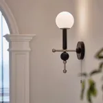Настенный светильник с шарообразным плафоном и декором из древесины от ImperiumLoft