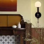 Настенный светильник с шарообразным плафоном и декором из древесины от ImperiumLoft