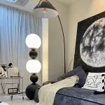 Напольный светильник из чередующихся черных и светящихся шаров разного размера STELLAN B