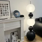 Напольный светильник из чередующихся черных и светящихся шаров разного размера STELLAN B