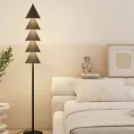Серия минималистичных светодиодных торшеров в виде стилизованной ёлки из расположенных друг над другом конусов BAUM Green