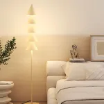 Серия минималистичных светодиодных торшеров в виде стилизованной ёлки из расположенных друг над другом конусов BAUM Green