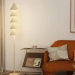 Серия минималистичных светодиодных торшеров в виде стилизованной ёлки из расположенных друг над другом конусов BAUM Green