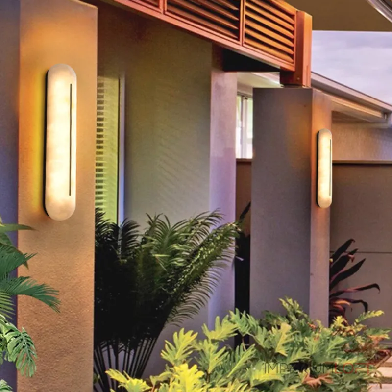 Настенный светильник с удлиненным рассеивателем из натурального испанского мрамора и центральным латунным клипом ALTON WALL Pitch от ImperiumLoft