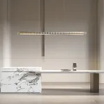 Реечный светильник с прямоугольным плафоном из двух стеклянных ребристых пластин и наклонным LED источником света CHIFFA SKEW L140 BRASS от ImperiumLoft