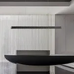 Подвесные светильники с корпусом в форме удлиненной трапеции из массива дерева BOTRAIF L140 Black от ImperiumLoft