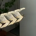 Серия реечных светильников с декором в форме стрелок из акрила на металлическом каркасе STAN LONG B от ImperiumLoft