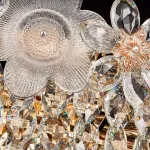 Реечный светильник с подвесками из ограненного хрусталя и рельефных стеклянных цветков EGEL PAW LONG