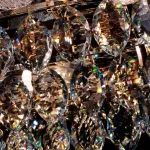 Реечный светильник с подвесками из ограненного хрусталя и рельефных стеклянных цветков EGEL PAW LONG