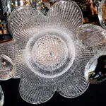 Реечный светильник с подвесками из ограненного хрусталя и рельефных стеклянных цветков EGEL PAW LONG