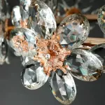 Реечный светильник с подвесками из ограненного хрусталя и рельефных стеклянных цветков EGEL B LONG