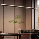 Линейный подвесной светильник с группой направленных точечных источников и плоским рассеивателем с радиусными краями FINBAR L158 от ImperiumLoft