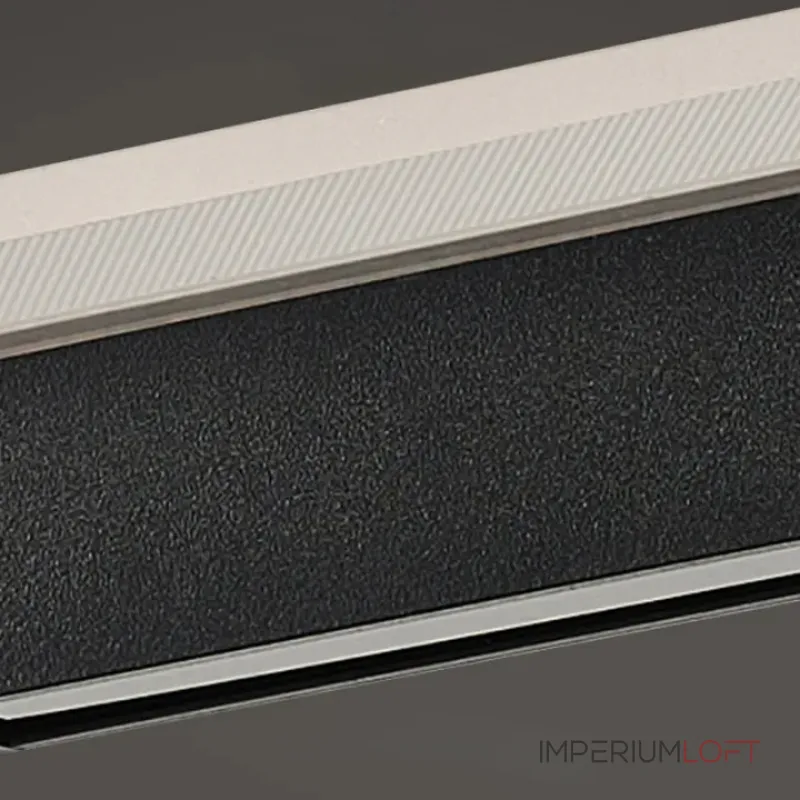 Линейный подвесной светильник с группой направленных точечных источников и плоским рассеивателем с радиусными краями FINBAR L158 от ImperiumLoft