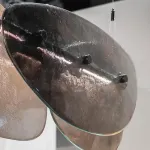 Серия светодиодных реечных светильников с двунаправленным светом и рассеивателями неправильной формы из дымчатого стекла ABEND L120 от ImperiumLoft