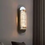 Серия настенных светильников с закругленным корпусом удлиненной формы и толстостенным рассеивателем из акрила с вертикальными гранями MEIR A ImperiumLoft