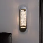 Серия настенных светильников с закругленным корпусом удлиненной формы и толстостенным рассеивателем из акрила с вертикальными гранями MEIR A ImperiumLoft