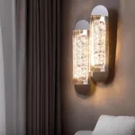 Серия настенных светильников с закругленным корпусом удлиненной формы и толстостенным рассеивателем из акрила с вертикальными гранями MEIR B ImperiumLoft