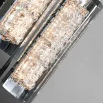 Серия настенных светильников с закругленным корпусом удлиненной формы и толстостенным рассеивателем из акрила с вертикальными гранями MEIR A ImperiumLoft