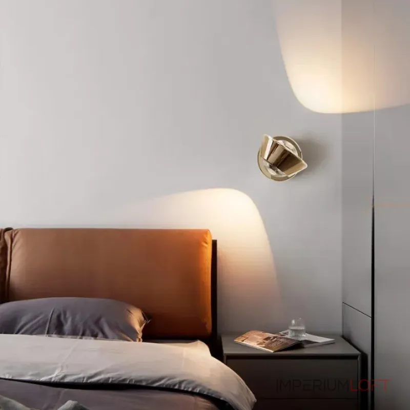 Серия настенных светильников с двунаправленным линзированным источником света на поворотном корпусе конической формы LOGE Gold ImperiumLoft