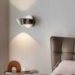 Серия настенных светильников с двунаправленным линзированным источником света на поворотном корпусе конической формы LOGE Silver ImperiumLoft