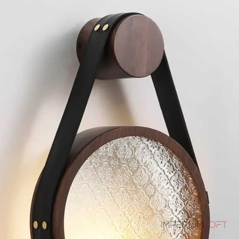 Серия настенных светильников с рельефным стеклянным плафоном в форме линзы на кожаном ремешке ODMAR Black ImperiumLoft