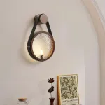 Серия настенных светильников с рельефным стеклянным плафоном в форме линзы на кожаном ремешке ODMAR Brown ImperiumLoft