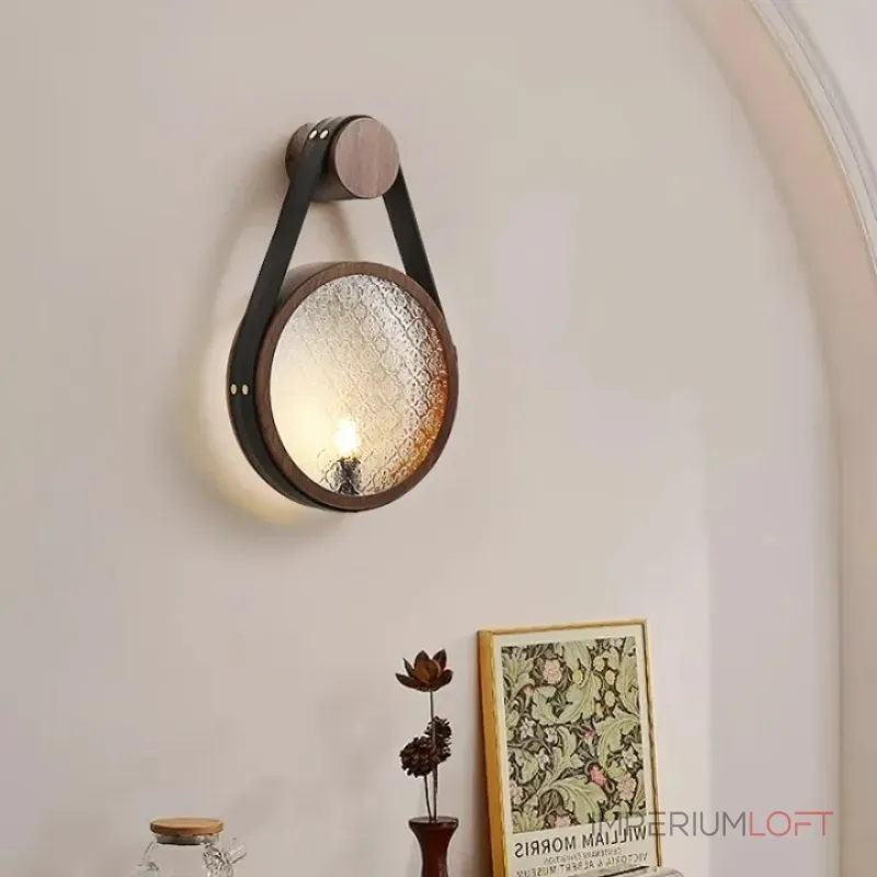 Серия настенных светильников с рельефным стеклянным плафоном в форме линзы на кожаном ремешке ODMAR Brown ImperiumLoft