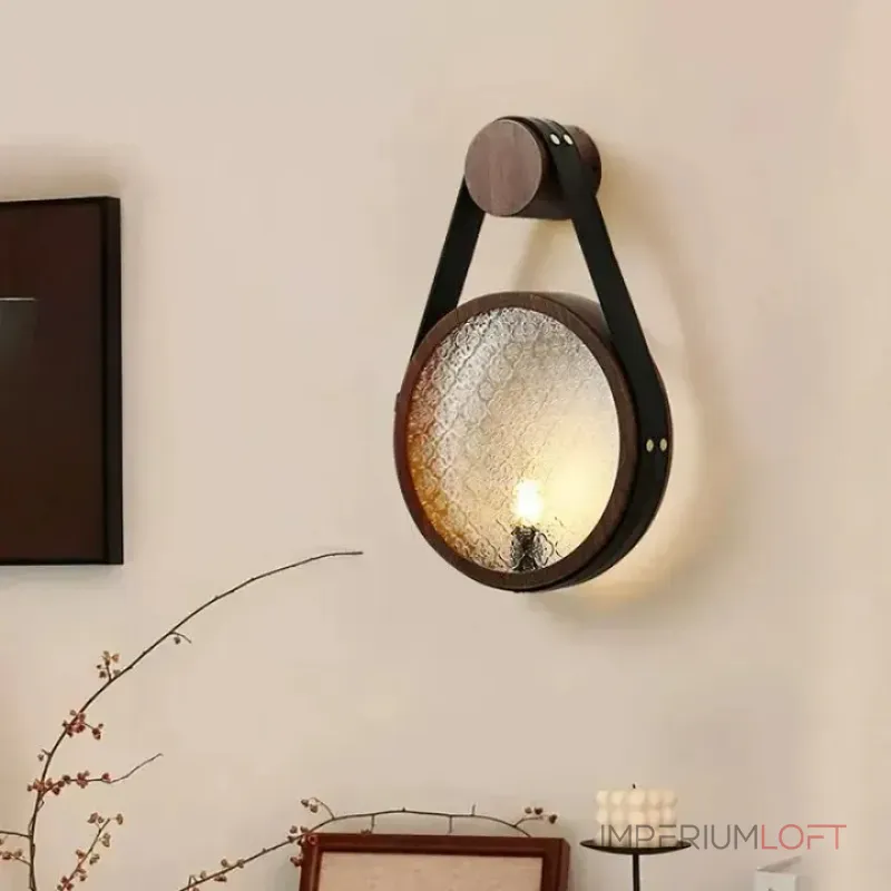 Серия настенных светильников с рельефным стеклянным плафоном в форме линзы на кожаном ремешке ODMAR Black ImperiumLoft