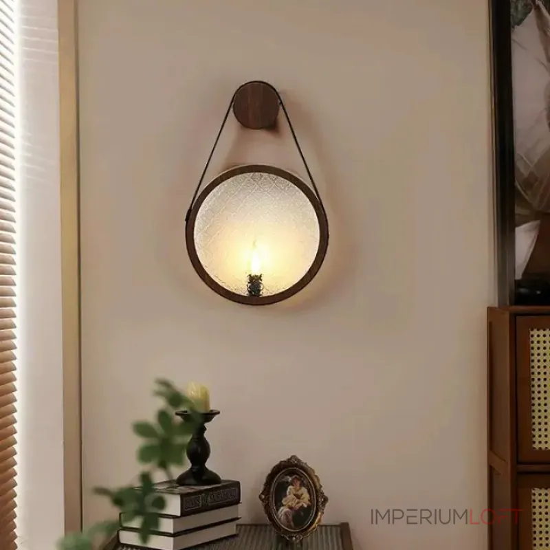 Серия настенных светильников с рельефным стеклянным плафоном в форме линзы на кожаном ремешке ODMAR Brown ImperiumLoft