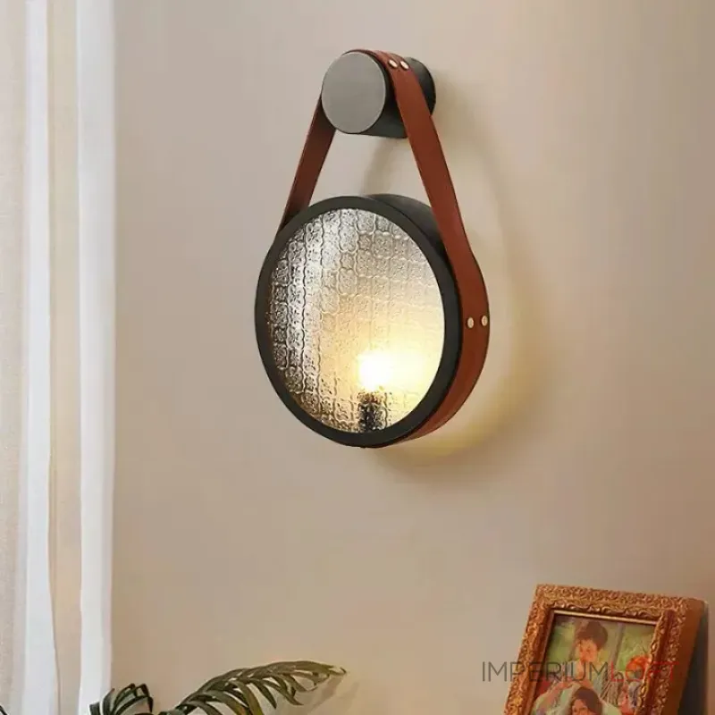 Серия настенных светильников с рельефным стеклянным плафоном в форме линзы на кожаном ремешке ODMAR Brown ImperiumLoft